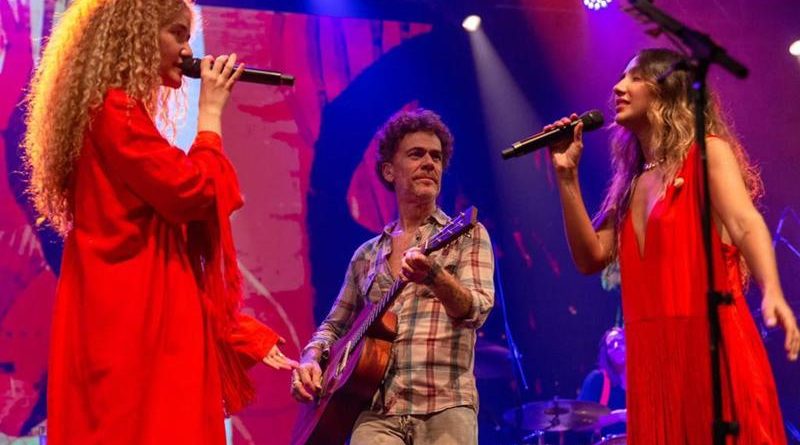 O cantor Nando Reis e o duo AnaVitória sobem ao palco do Palácio Sunset, em São José dos Campos